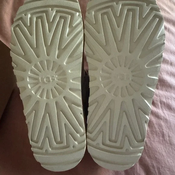 NEW in box Ugg goldstar clogs - Picture 4 of 7